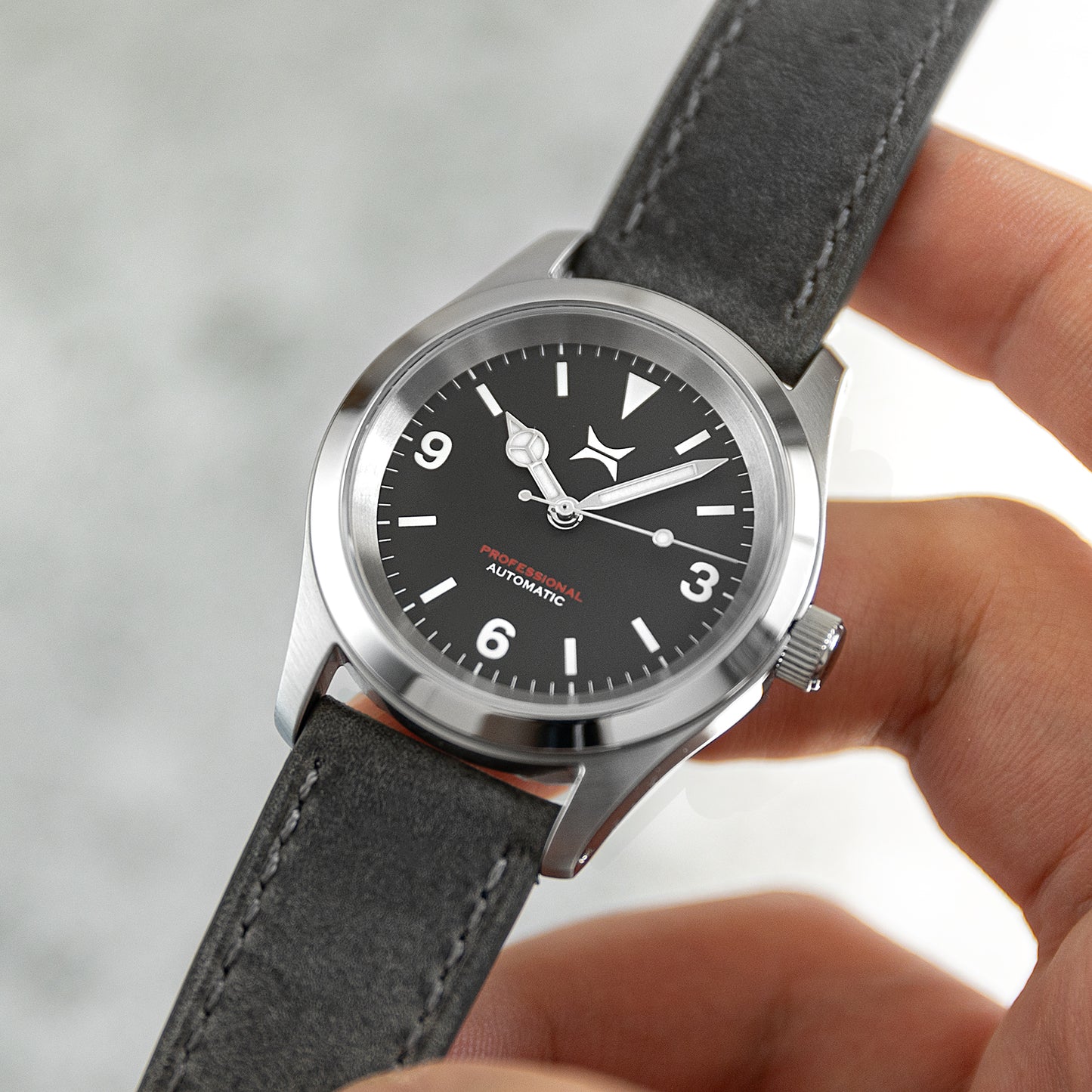 38mm Adventurer - Black