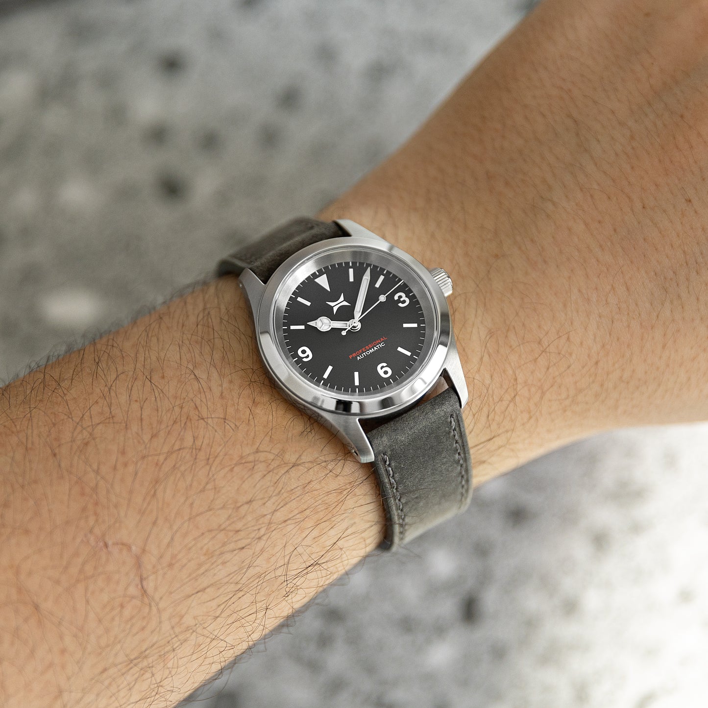 38mm Adventurer - Black